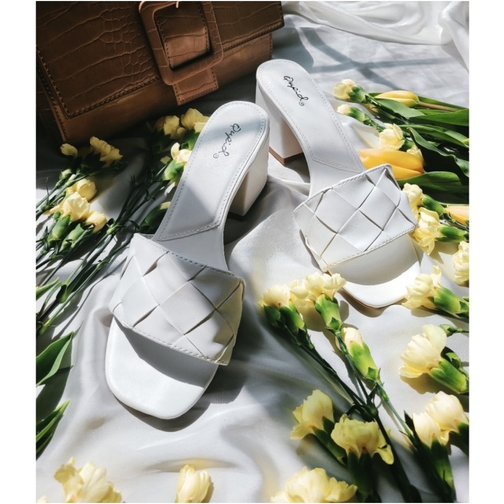 Full Bloom Collection// White woven Sandal - Picture 2 of 8